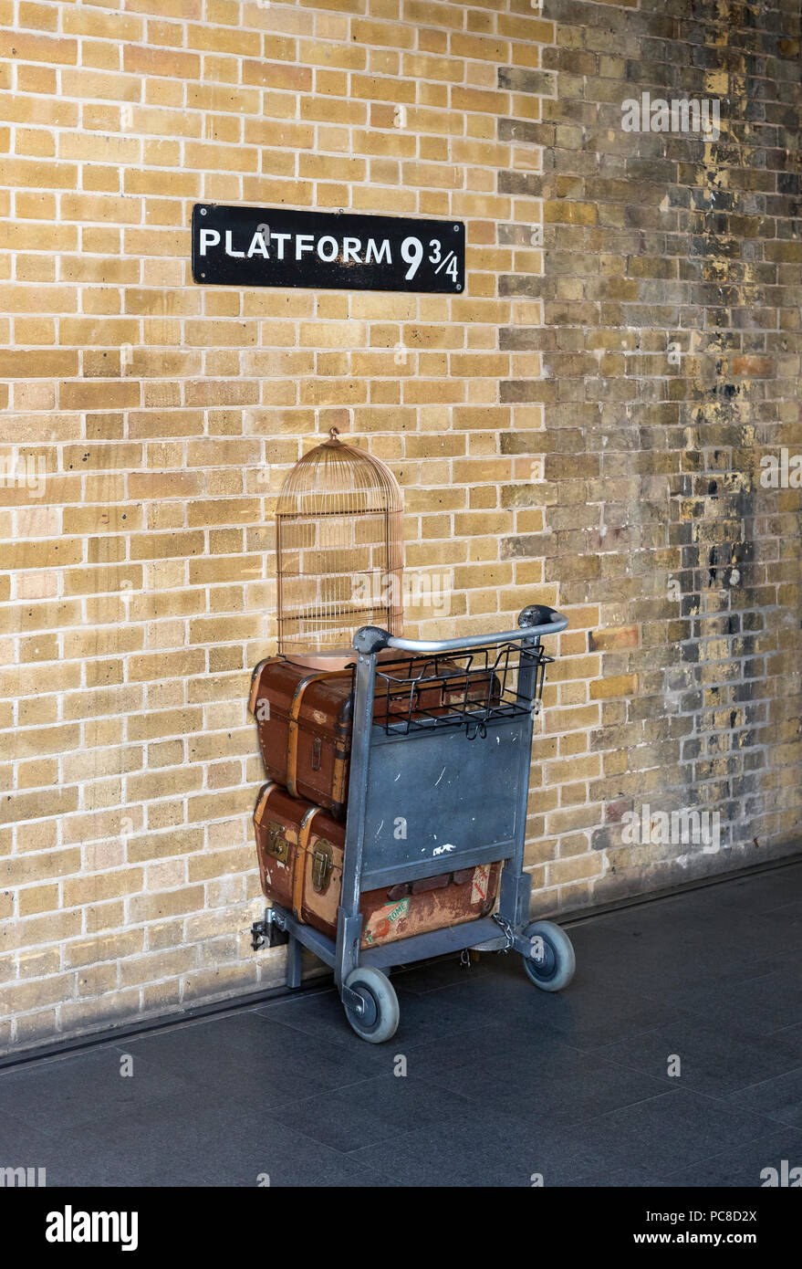 La piattaforma 9¾ a Londra dalla stazione ferroviaria di King's Cross, England, Regno Unito Foto Stock