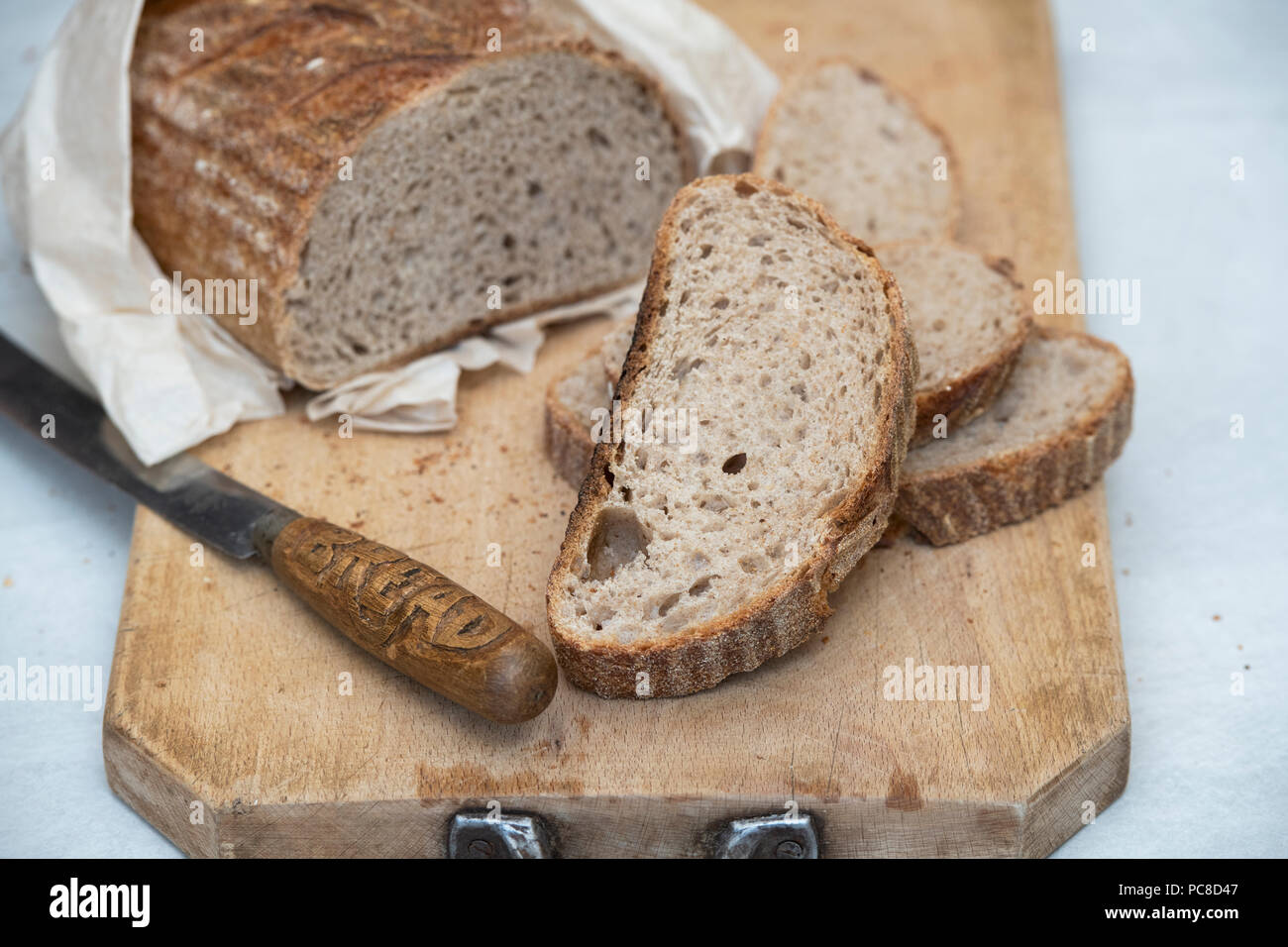 Pane di pasta acida con un vintage Coltello per pane su un pane a bordo. Regno Unito Foto Stock