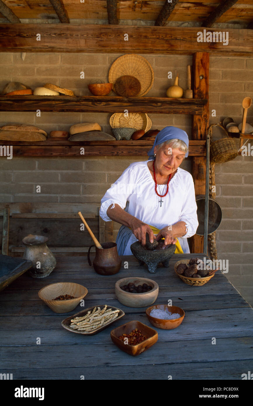 Rievoca il cioccolato di macinazione in un "olcajete' o mortaio e pestello. Foto Stock
