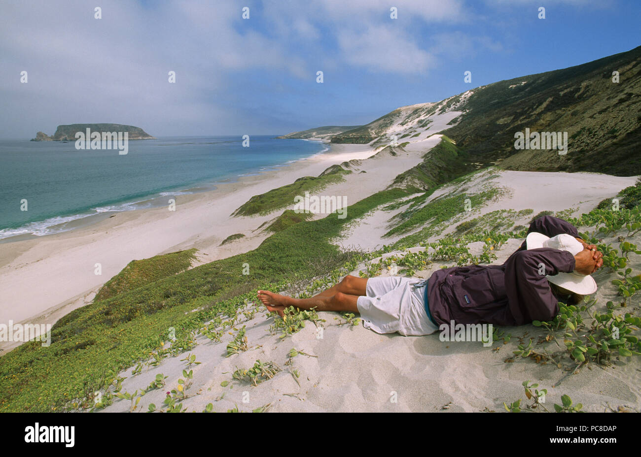 Relax sulla spiaggia in una giornata di sole. Foto Stock