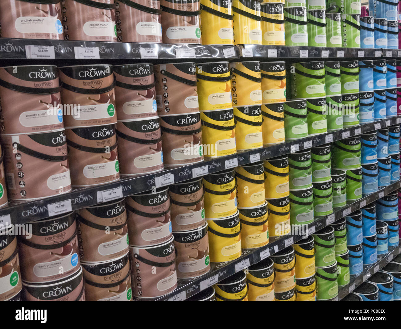 Pile di vernice per uso domestico in DIY/homecare store. Foto Stock