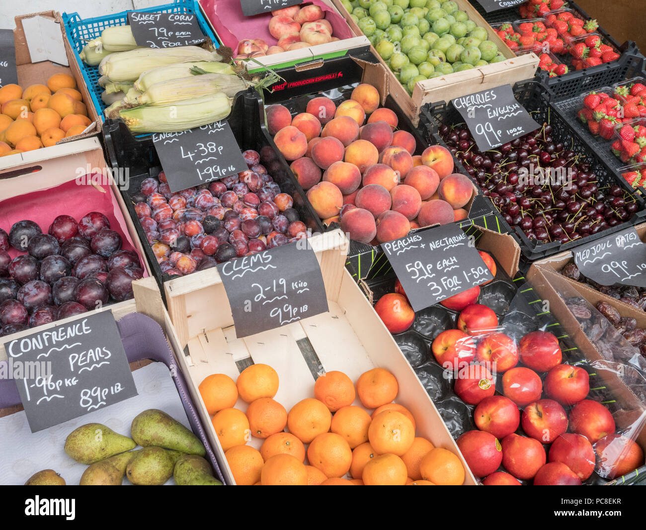 Prodotti in negozio di frutta e verdura con prezzi marcati. Per le carenze di frutta, le carenze alimentari, i prodotti freschi, 5 al giorno, concetto di microimpresa. Foto Stock