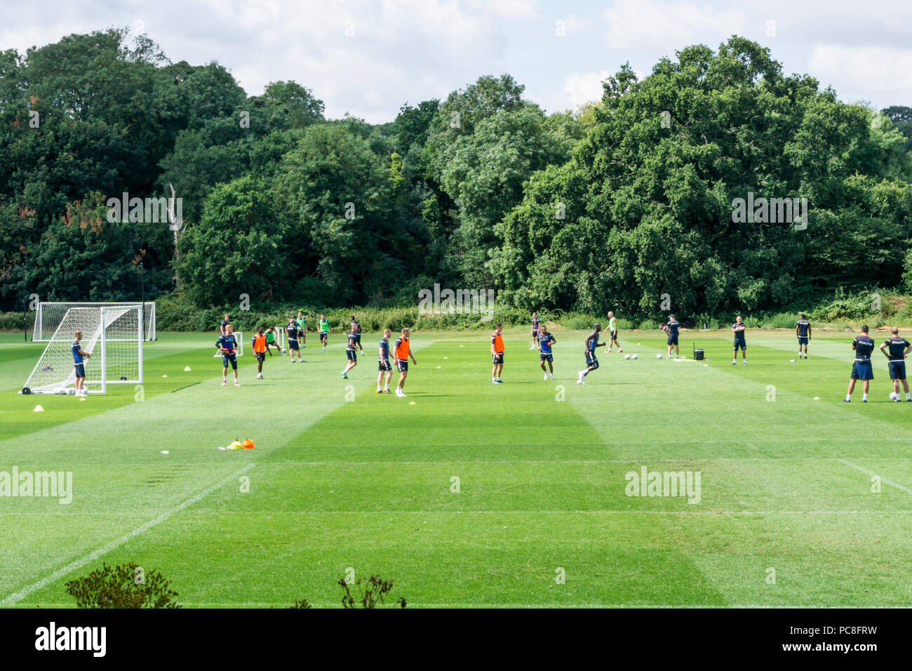 I giocatori di formazione presso il Millwall Football Club campo di addestramento nel sud di Londra. Foto Stock