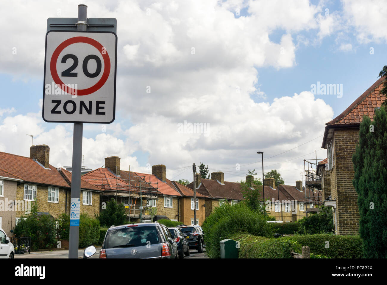 Segno di una 20 mph zona di velocità sul Downham Estate a Lewisham, a sud di Londra. Foto Stock