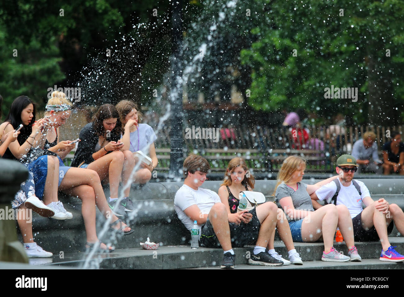 NEW YORK, NY - 10 Luglio: persone il raffreddamento in una calda giornata estiva in Washington Square Park a Manhattan su luglio 10th, 2017 a New York, Stati Uniti d'America. Foto Stock