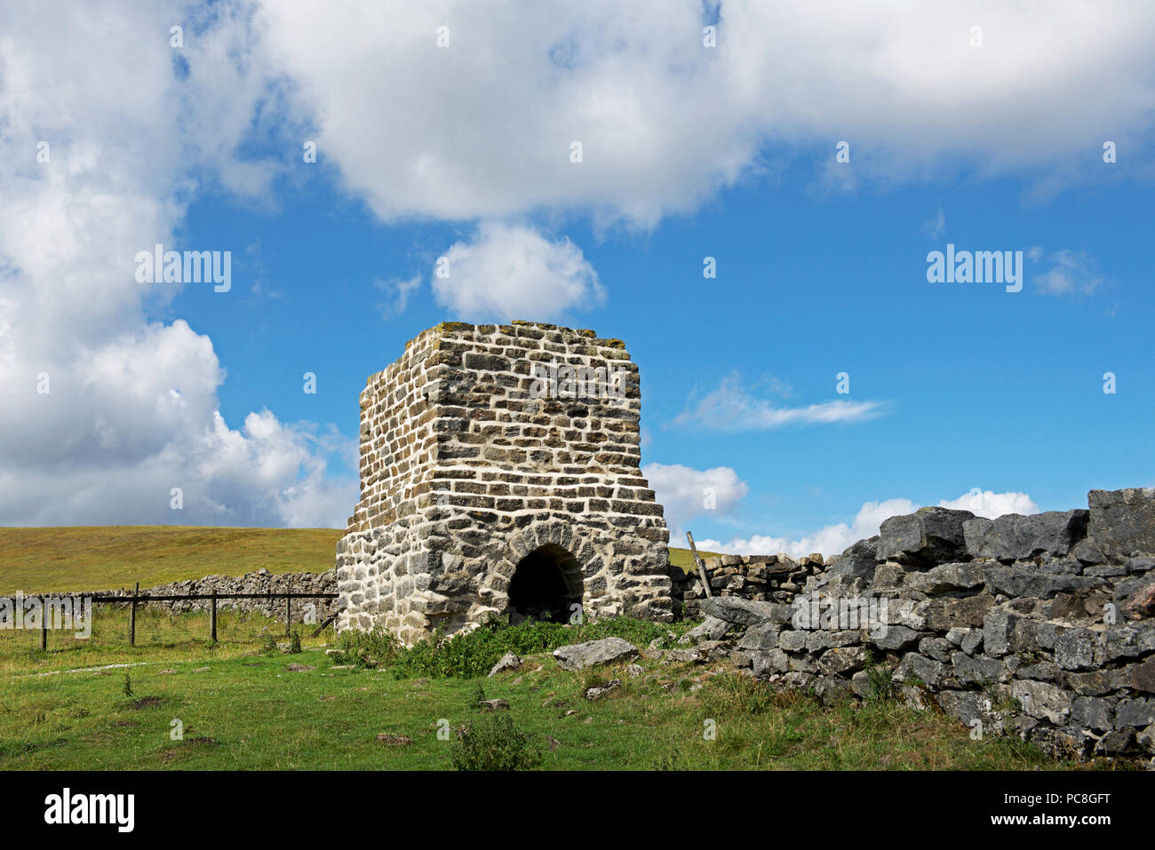 Canna fumaria stack al Gate Toft fornace di calce, Greenhow Hill, North Yorkshire, Inghilterra, Regno Unito Foto Stock