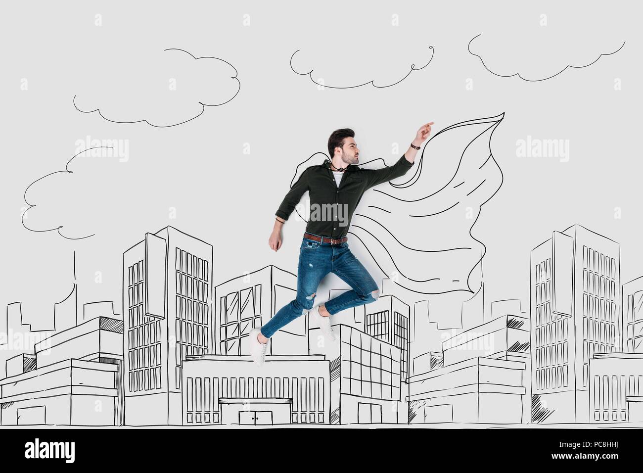 Creative disegnati a mano collage con uomo in superhero cape volando sopra la città Foto Stock