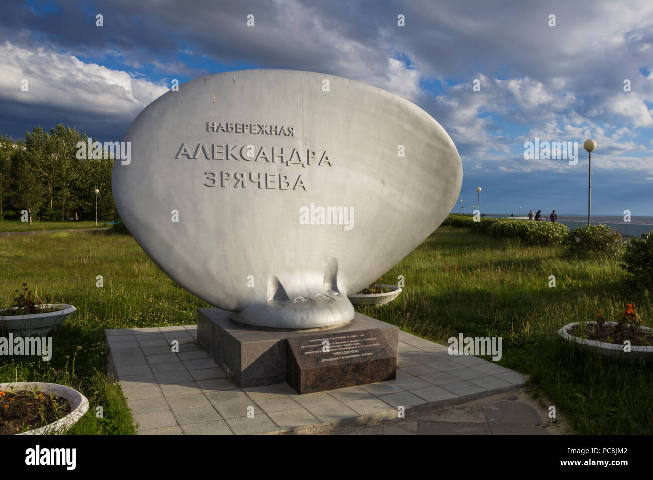 Luglio, 2018. Città Embankment e un monumento di nave elica. Russia, Severodvinsk Foto Stock
