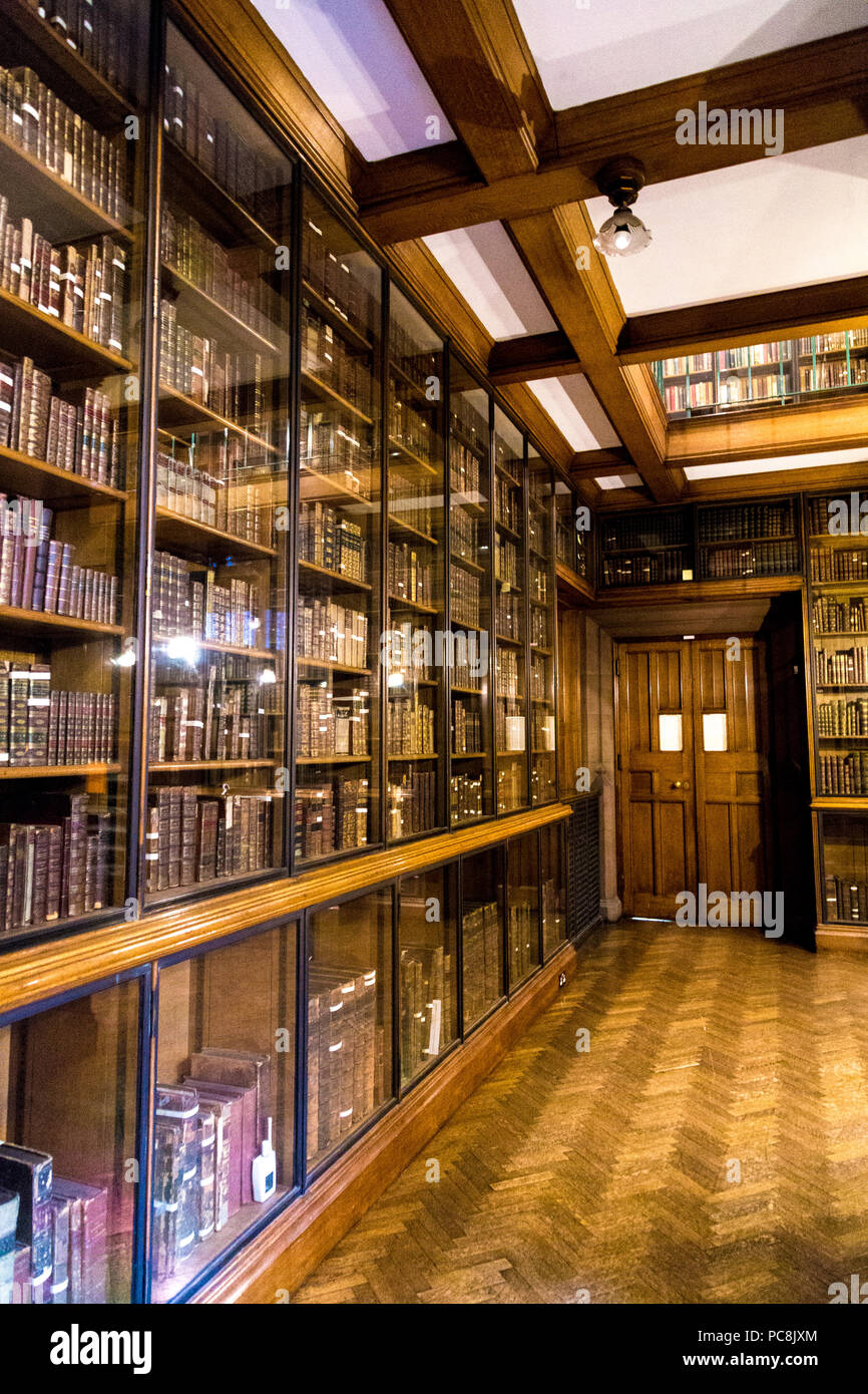 Il vecchio gli scaffali pieni di libri presso la John Rylands Library di Manchester, Regno Unito Foto Stock
