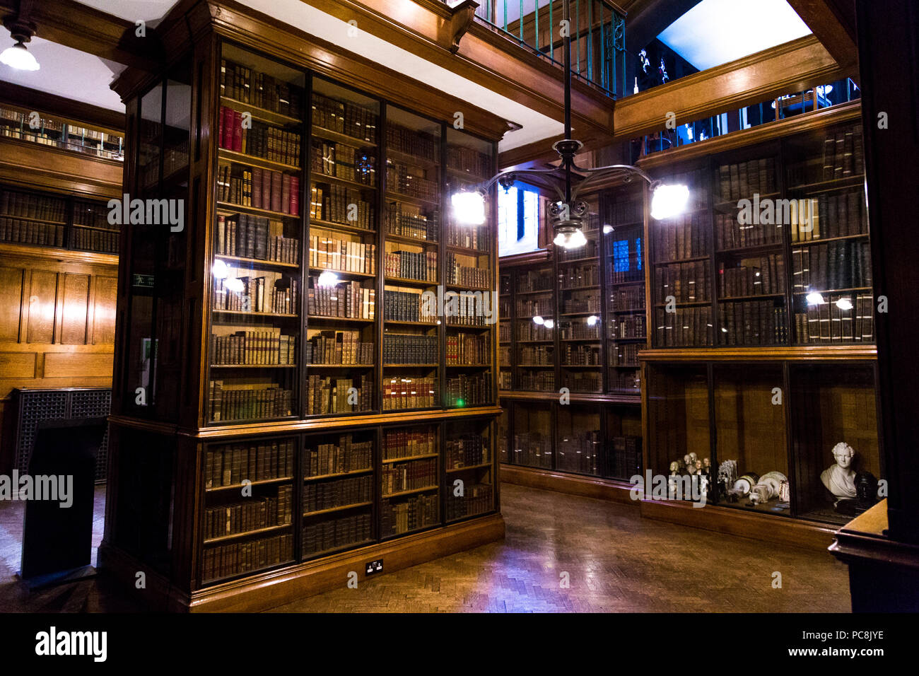 Il vecchio gli scaffali pieni di libri presso la John Rylands Library di Manchester, Regno Unito Foto Stock