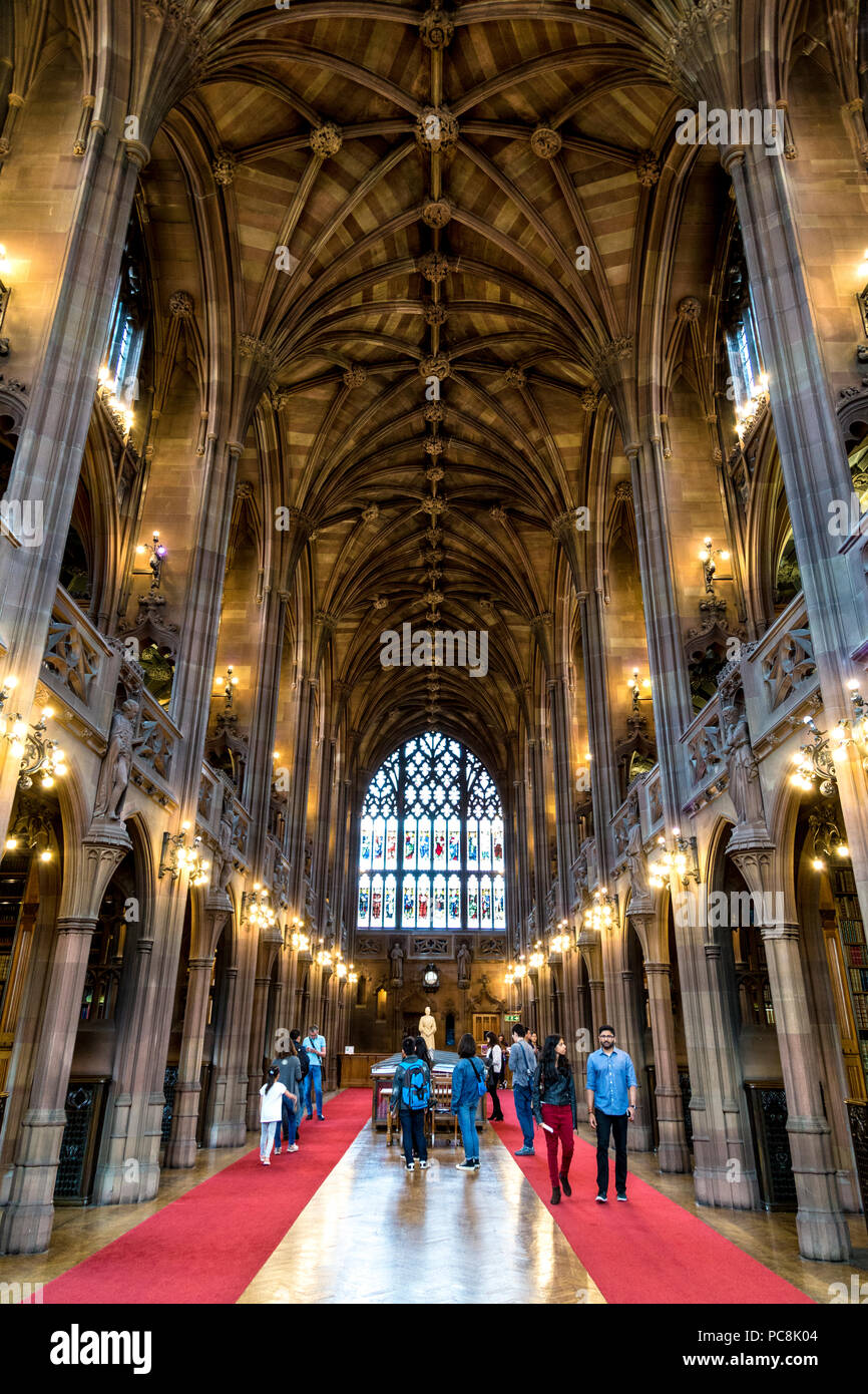 I visitatori a piedi attraverso la sala di lettura di John Rylands Library e Manchester, Regno Unito Foto Stock