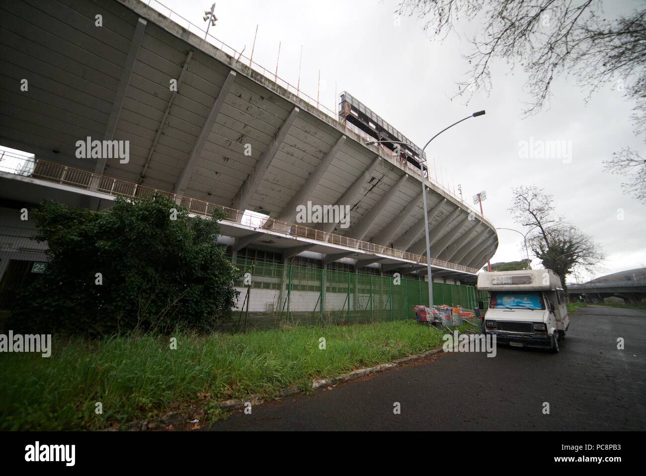 Un viaggiatori roulotte parcheggiate fuori gli abbandonati Stadio Flaminio di Roma. Caravan / Camper parcheggiata fuori dallo Stadio Flaminio. Foto Stock