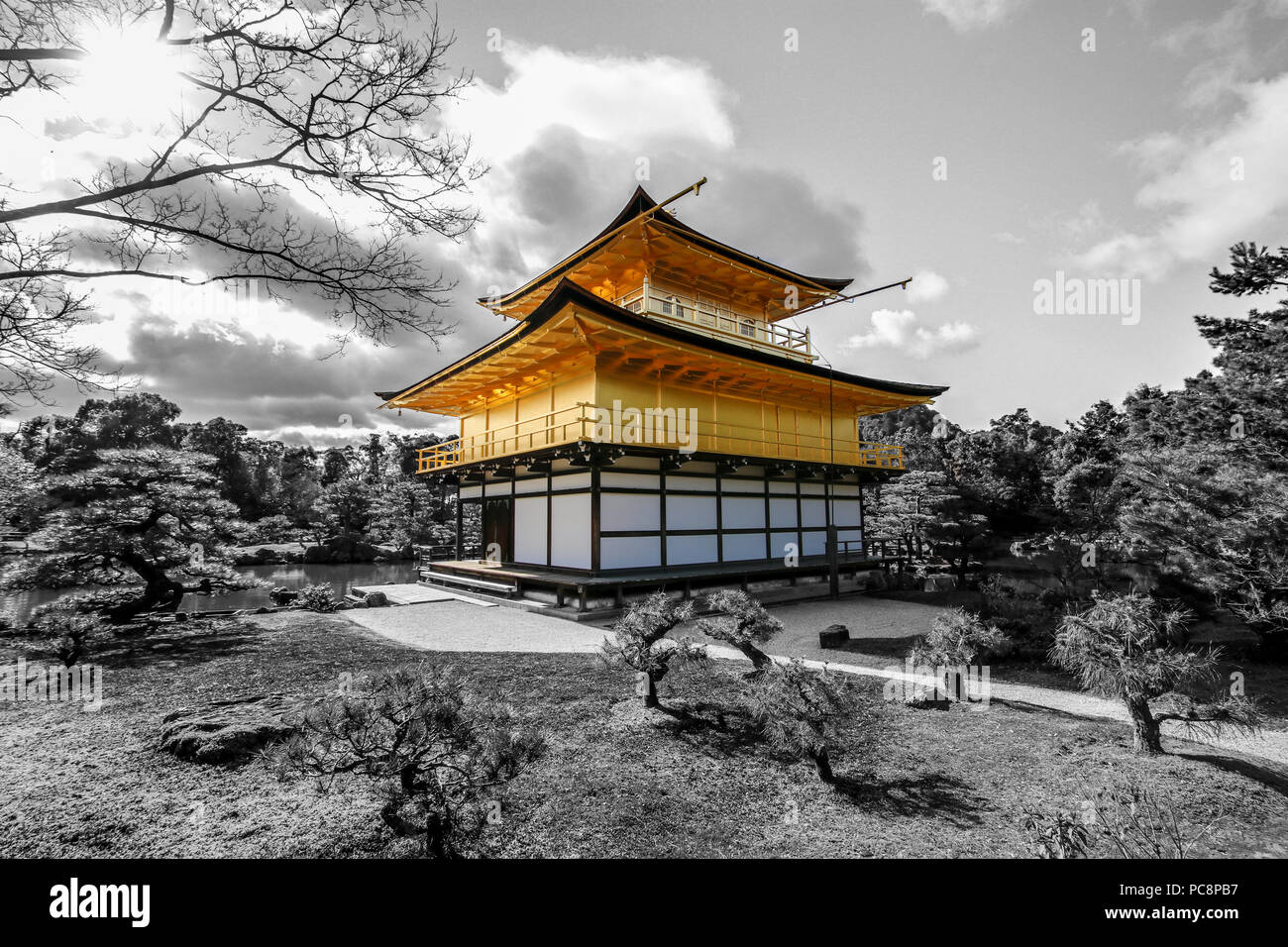 Immagine Color-Key di Kinkaku-ji (金閣寺, tempio del Padiglione Dorato) in Kyoto nell'inverno del 2017. Foto Stock