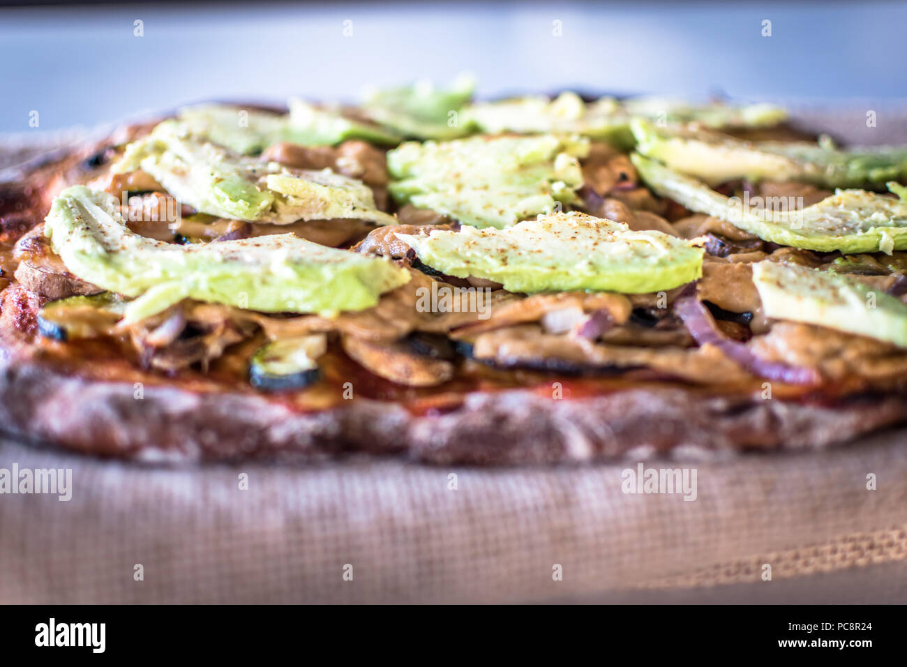 Vegan pizza fatta da zero con vegan formaggio e verdure organiche Foto Stock