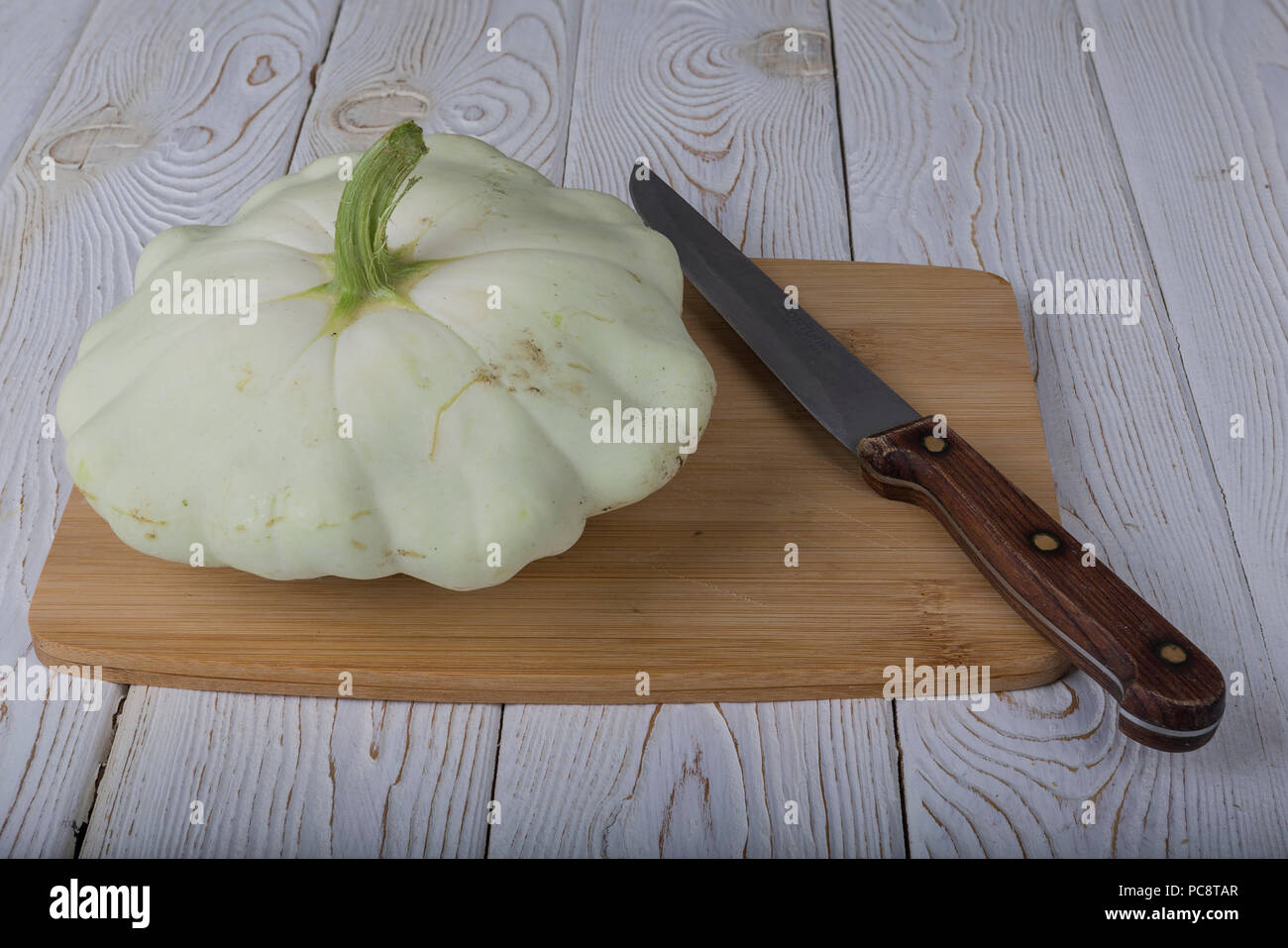 Verdure (zucchine e patisson) sulla scheda. Foto Stock