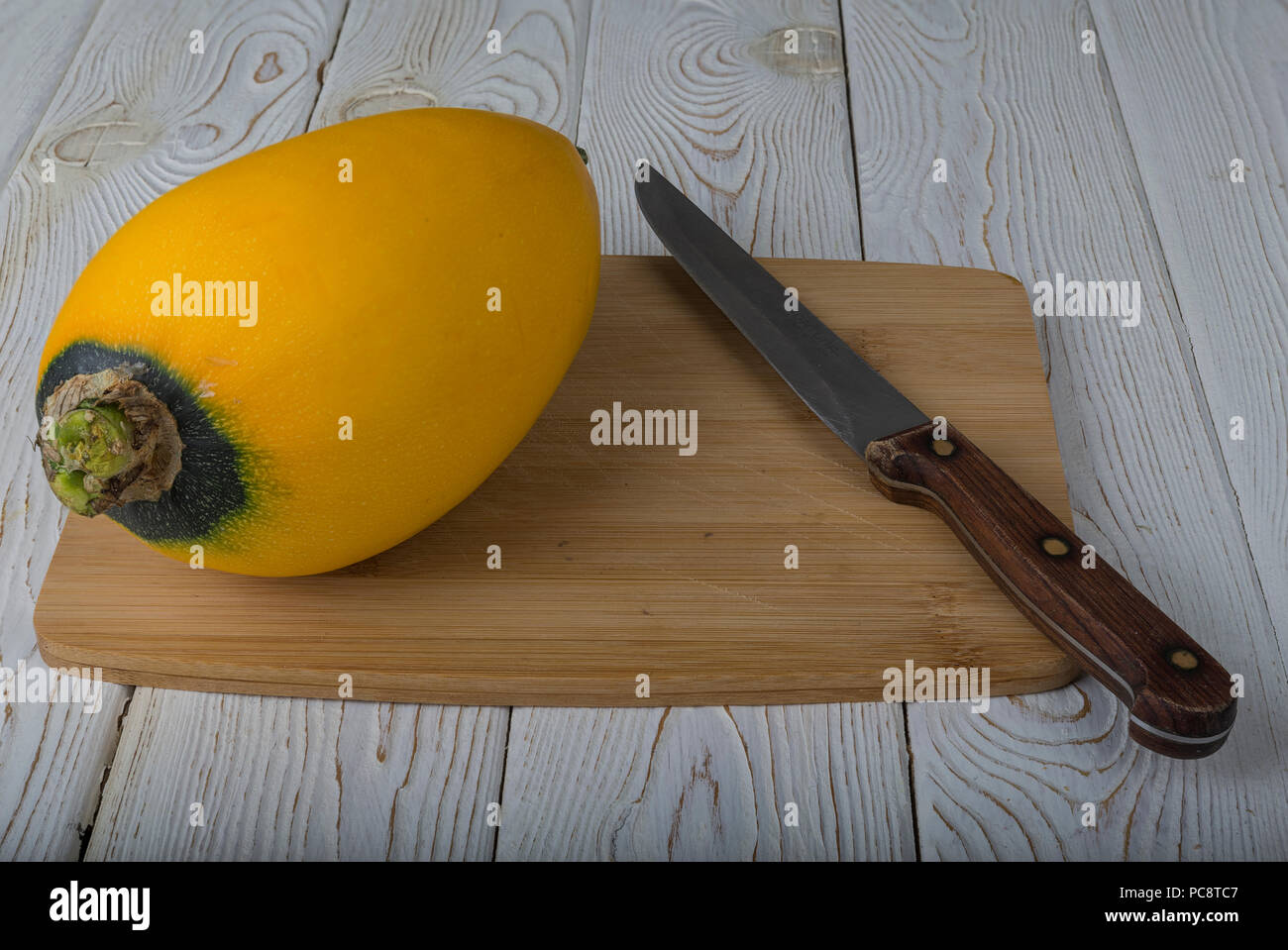 Verdure (zucchine e patisson) sulla scheda. Foto Stock