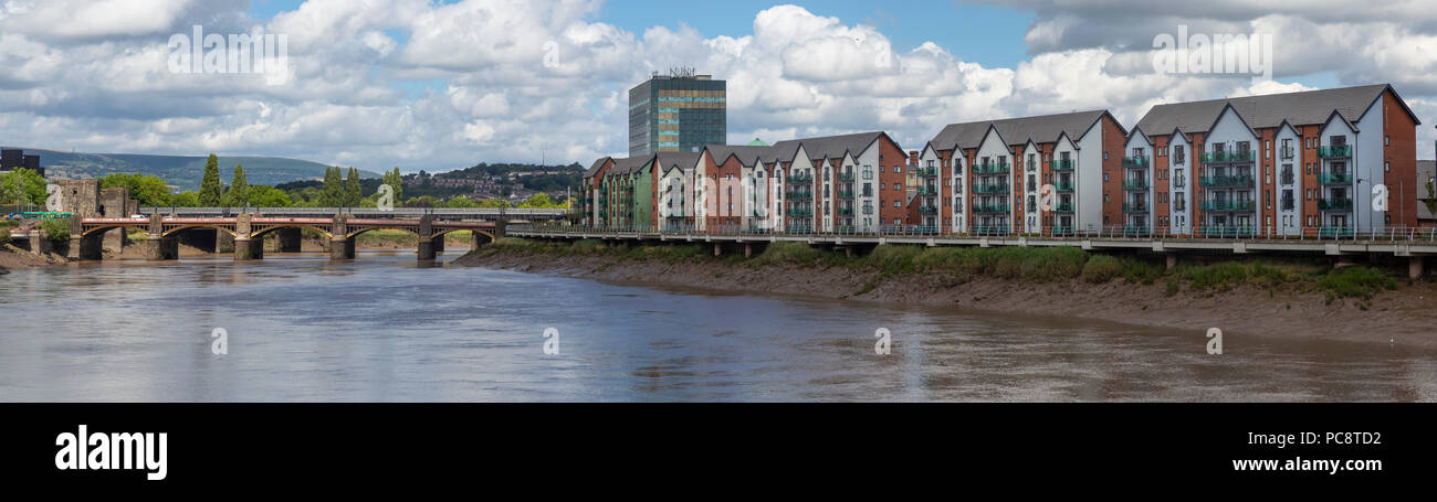 Newport, Monmouthshire, Gwent; George Street ponte sopra il fiume Usk e alloggiamento moderno ad est del fiume. Foto Stock