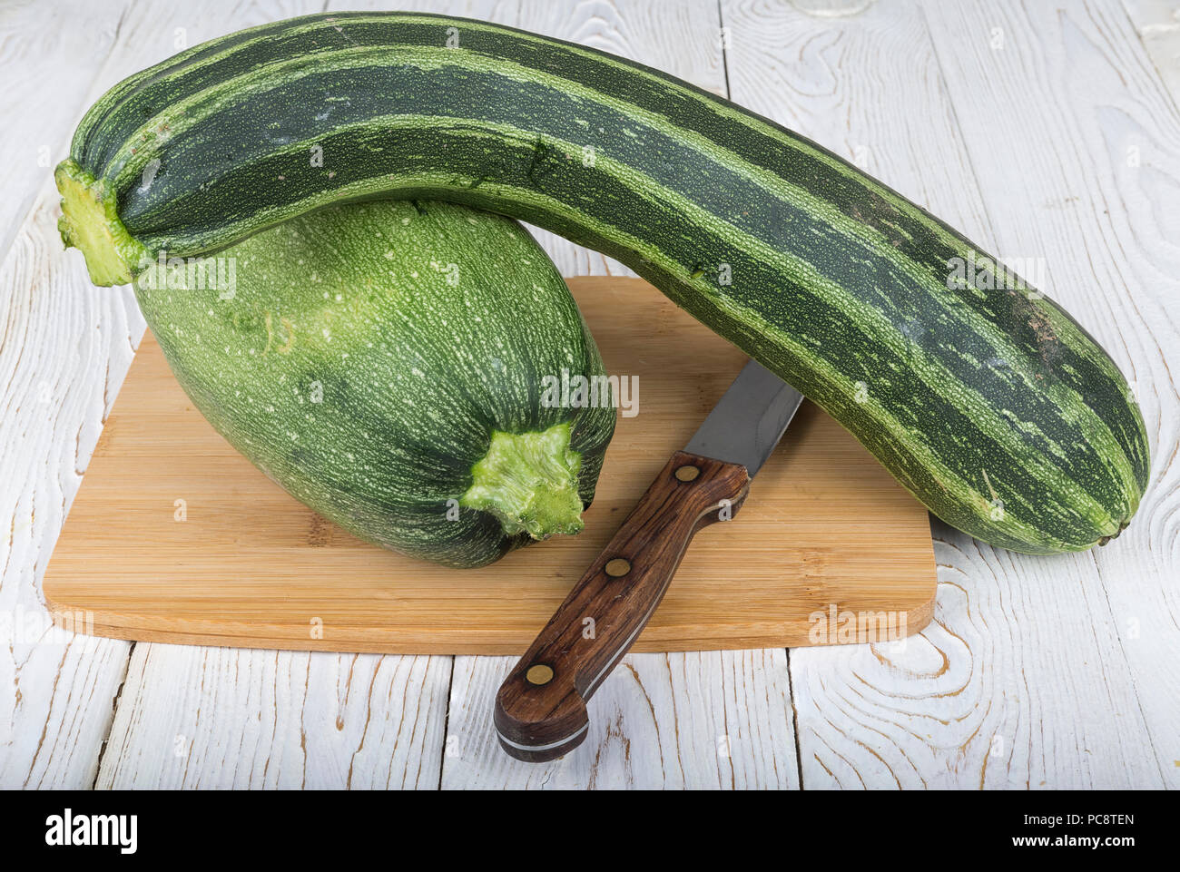 Verdure (zucchine e patisson) sulla scheda. Foto Stock