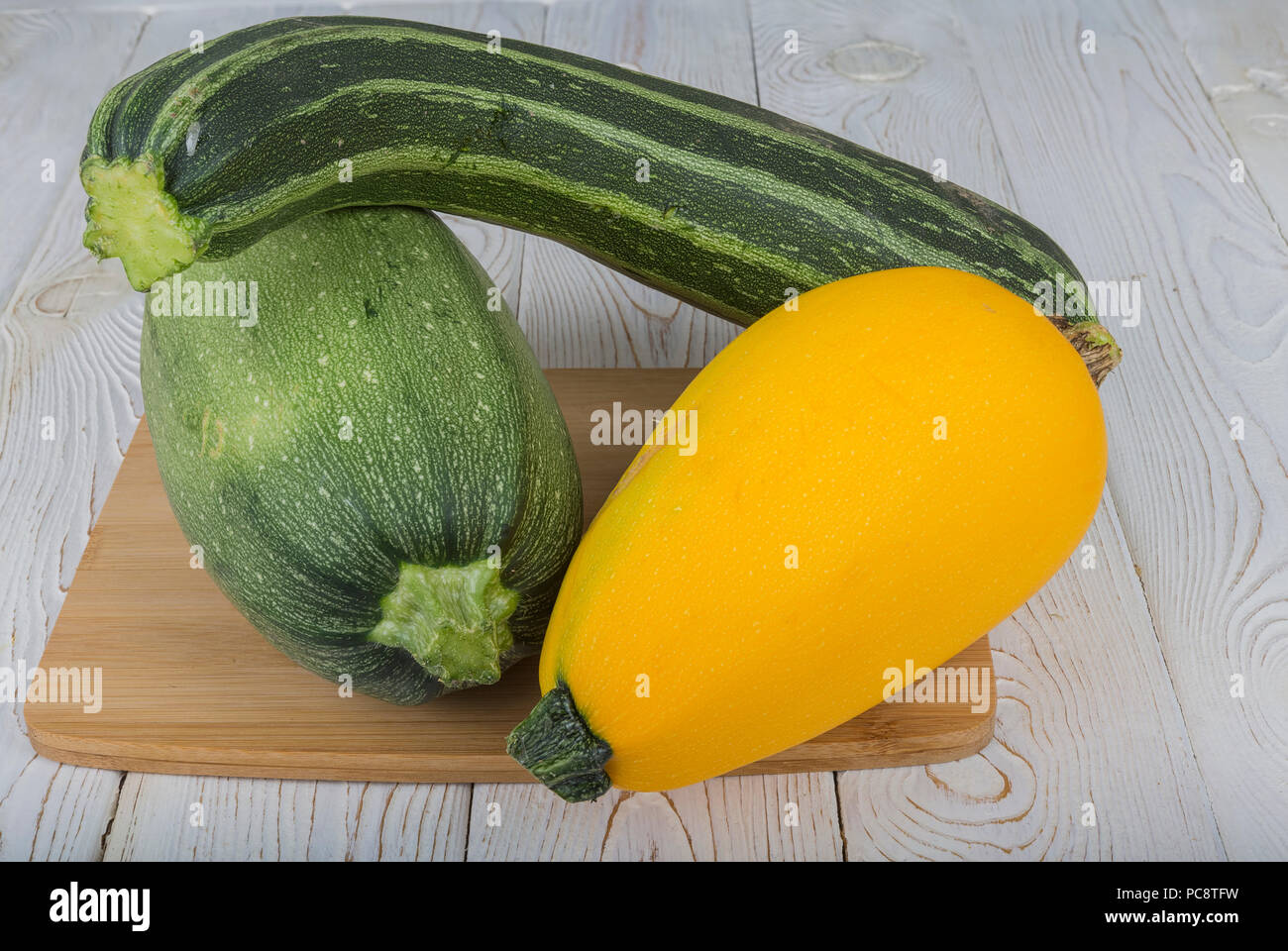 Verdure (zucchine e patisson) sulla scheda. Foto Stock