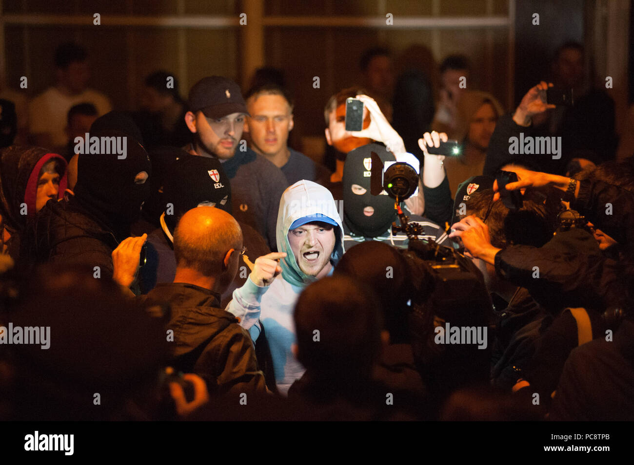 TOMMY ROBINSON, leader del gruppo di estrema destra della Difesa inglese League, parla di media in Woolwich, nel sud di Londra. Signor Robinson è stata la risposta alla Foto Stock