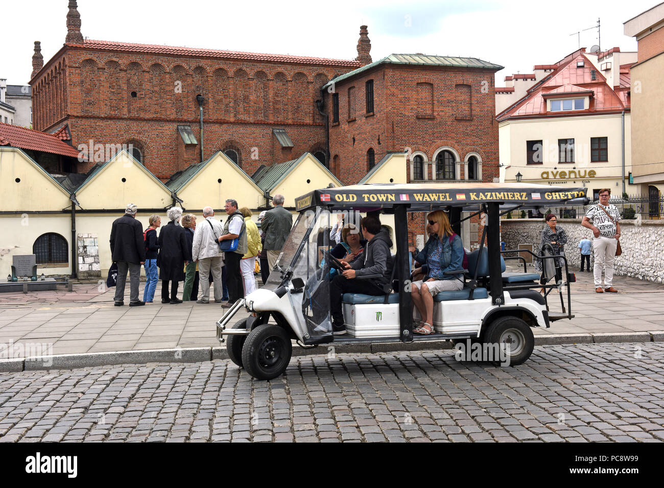 Gli autobus turistici che arrivano al Jewis trimestre a Cracovia Polonia Foto Stock