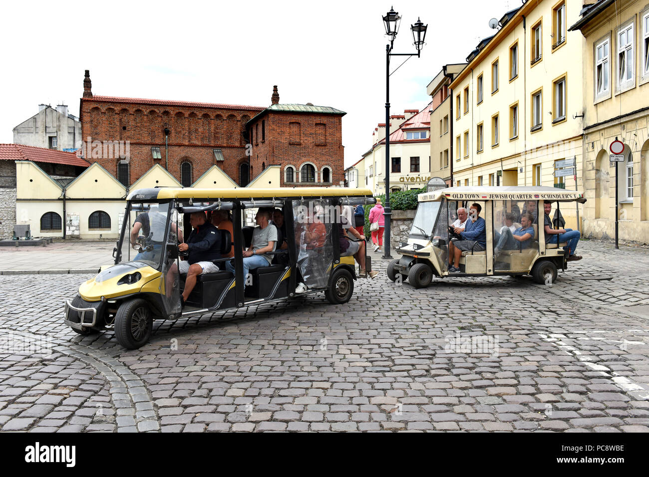Gli autobus turistici che arrivano a Cracovia Polonia Foto Stock