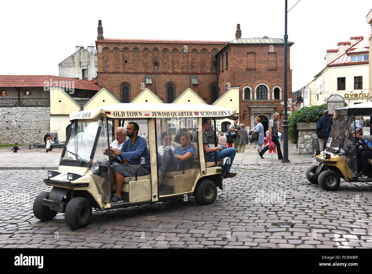 Gli autobus turistici che arrivano a Cracovia Polonia Foto Stock