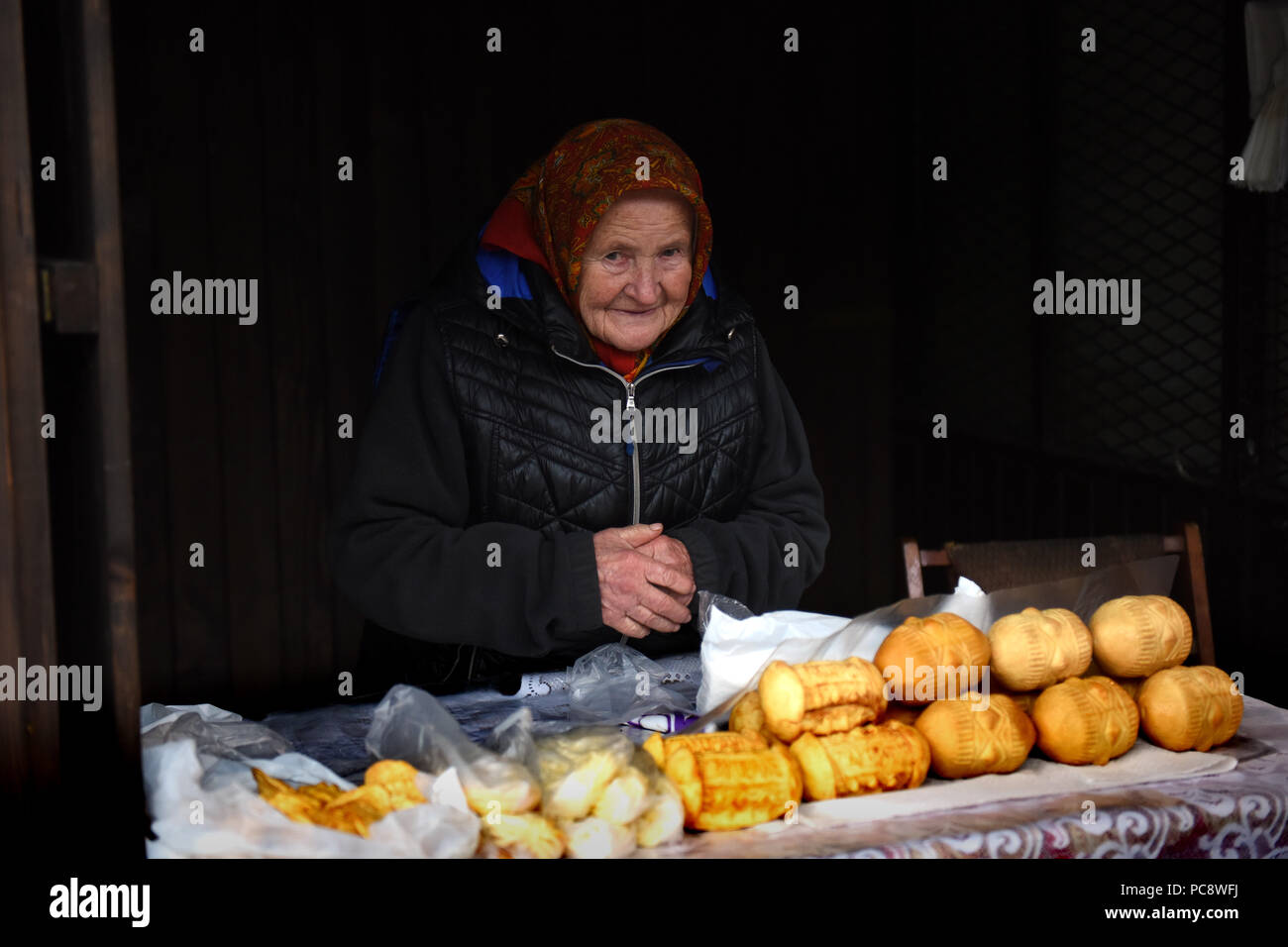Old Lady di vendita e Oscypek Golka formaggio tradizionale da montagne polacche in vendita ZAKOPANE Poland Foto Stock