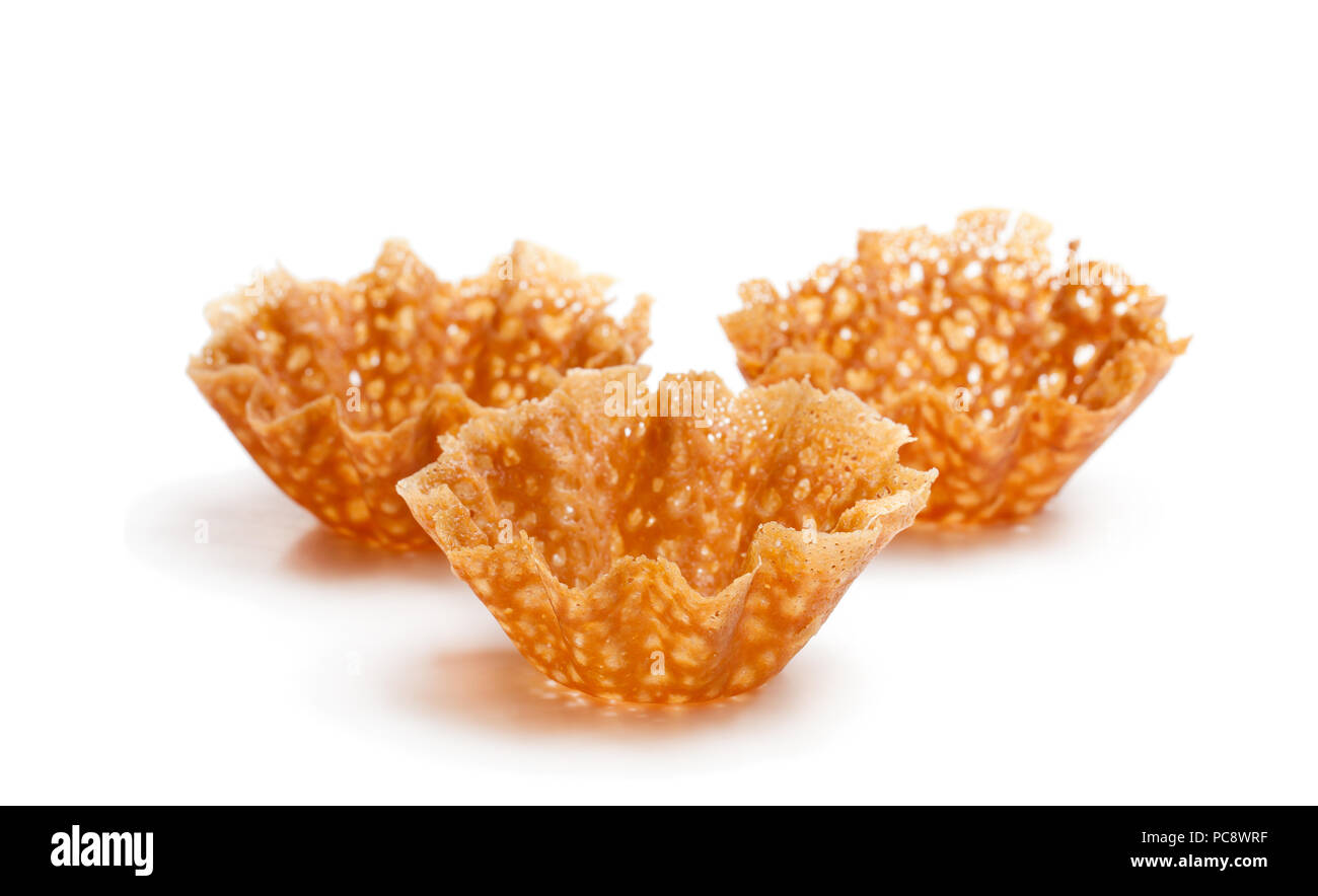 Il Brandy snap ceste isolato su bianco Foto Stock