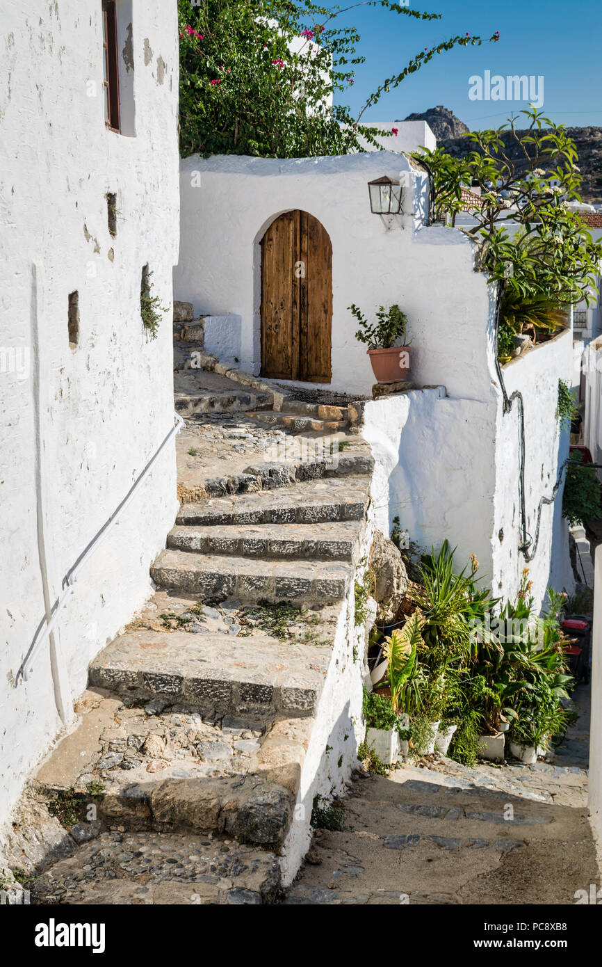 Questa è una foto della scalinata che conduce attraverso la villiage di Lindos sul isola greca di Rodi Foto Stock