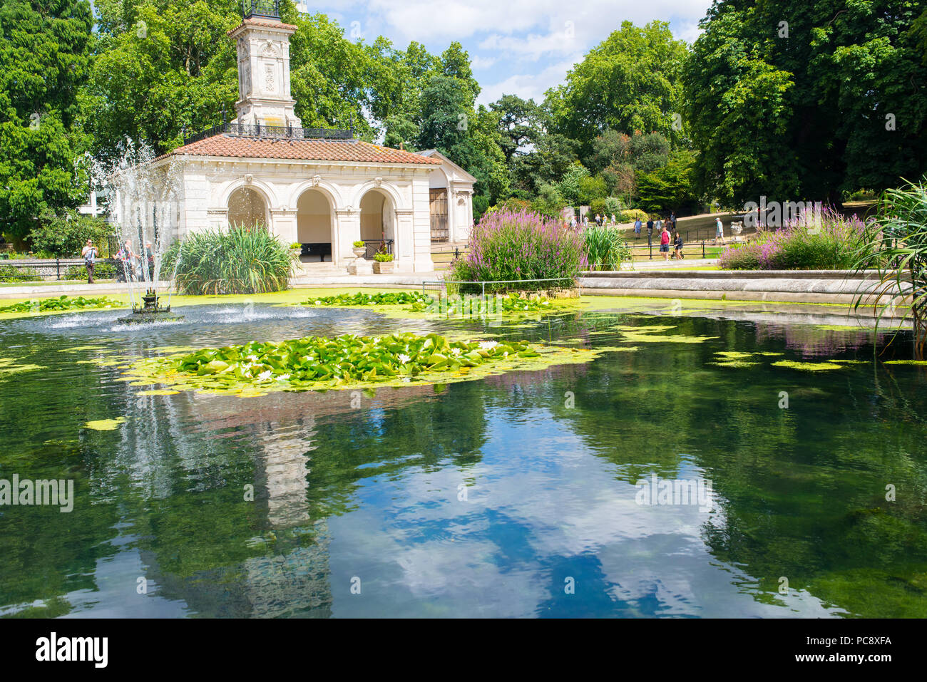 I giardini di Kensington, Giardini Italiani con persone di godersi il caldo clima estivo. Un acqua ornamentali giardino sul lato nord di Hyde park, vicino Foto Stock