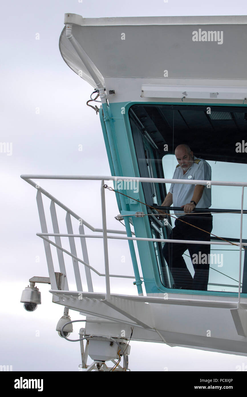 Capitano Teo Strazicic sul ponte del Royal Caribbean indipendenza dei mari nave da crociera Foto Stock