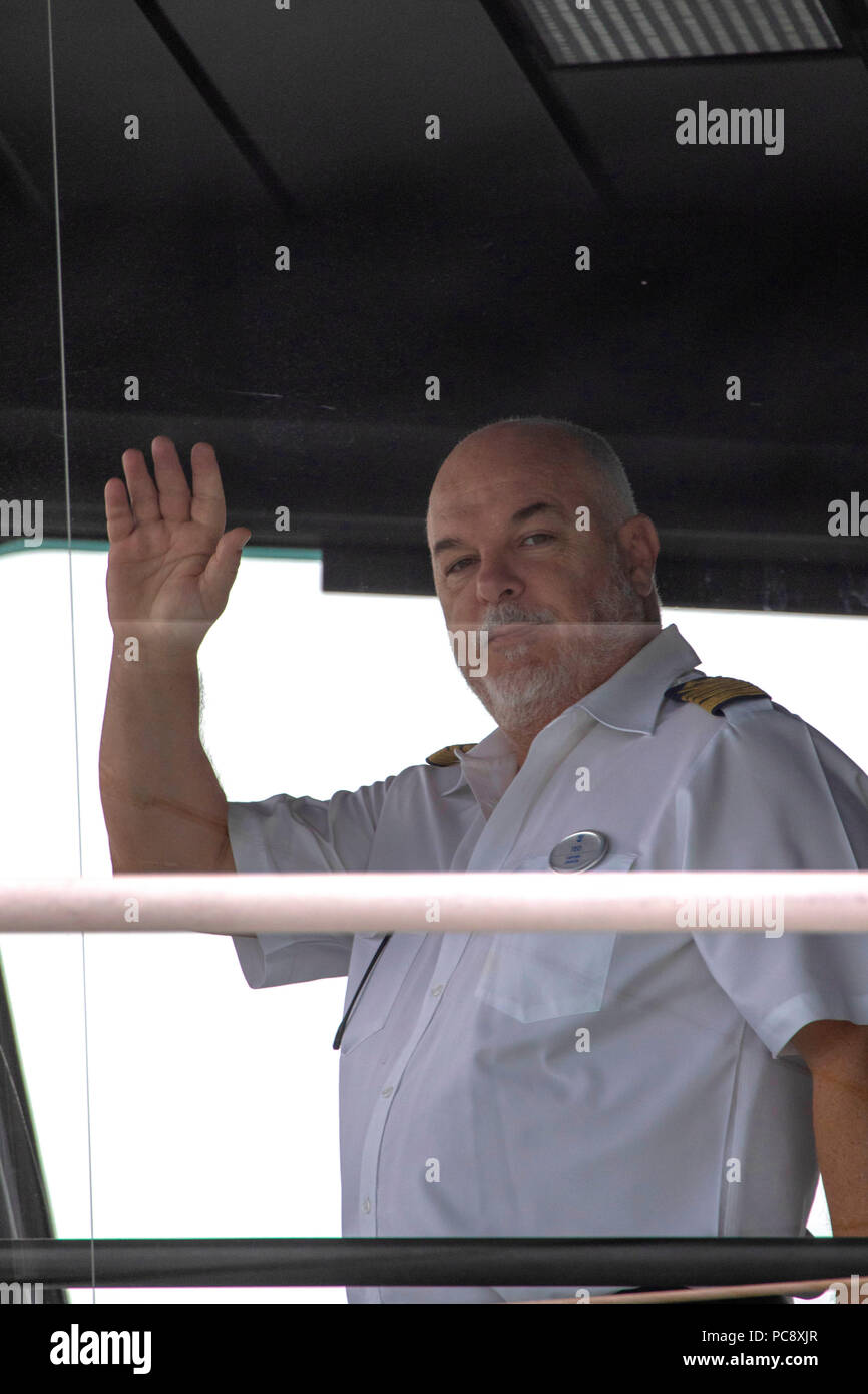 Capitano Teo Strazicic sul ponte del Royal Caribbean indipendenza dei mari nave da crociera Foto Stock