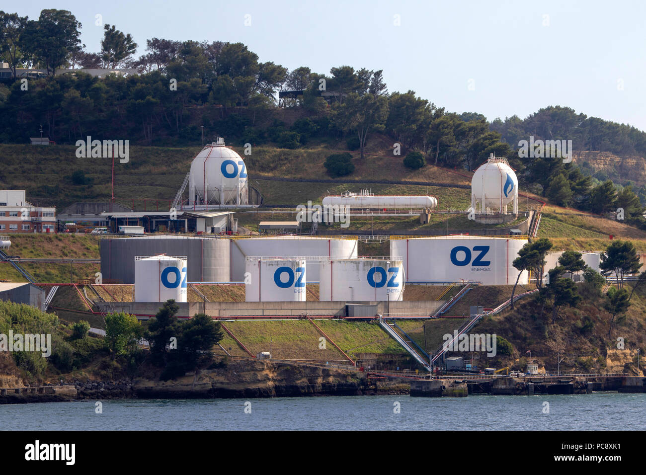 OZ Energia Trafaria terminale per l'importazione e lo stoccaggio del GPL, di carburante e di lubrificante per lo stoccaggio di carburante sul fiume Tago a Lisbona, Portogallo Foto Stock