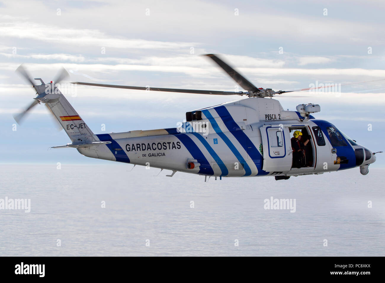 Gardacostas de Galicia Sikorsky S-76C CE-JET elicottero volando a bassa quota sopra il Mar Mediterraneo al largo della costa di Vigo, Spagna Foto Stock
