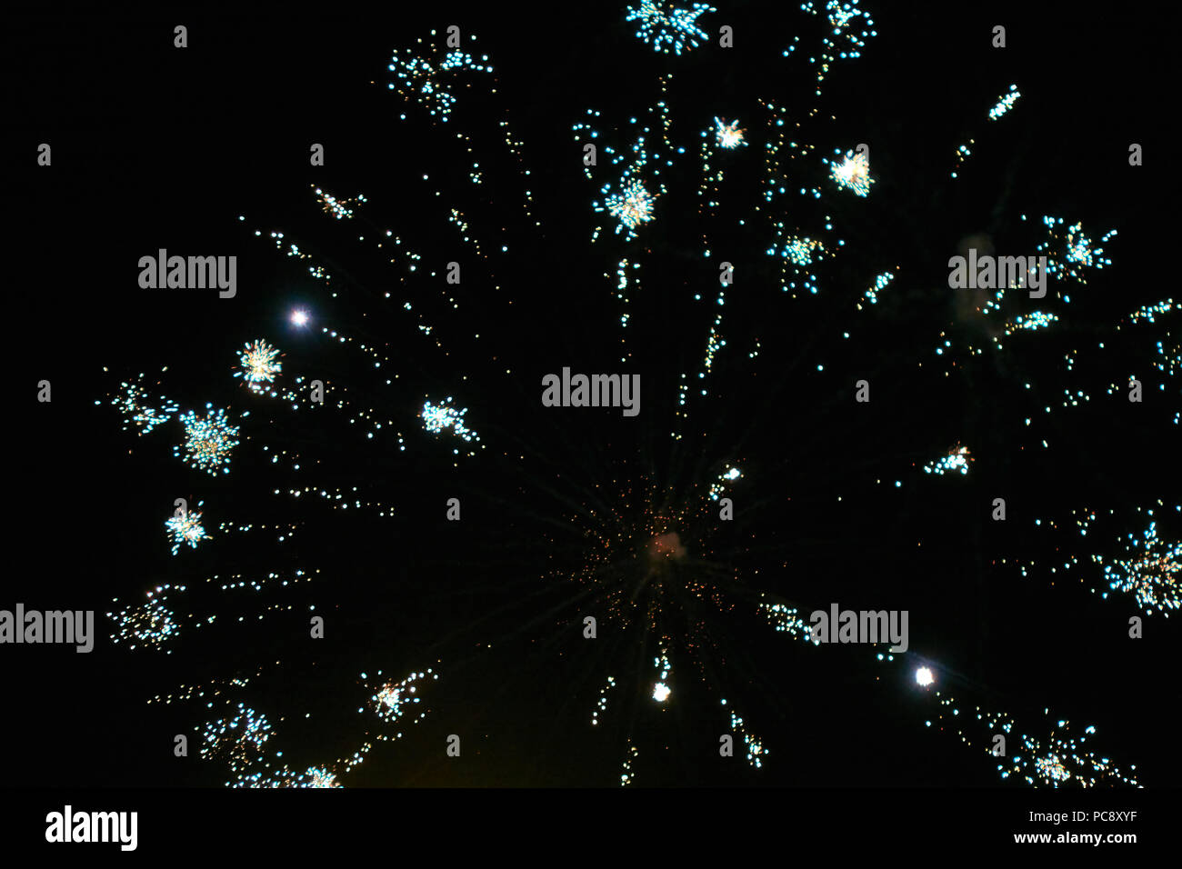 Colorata blu luminoso e fuochi d'artificio di fumo nel cielo notturno sullo sfondo Foto Stock