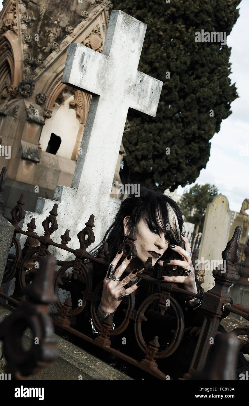 Uomo gotica in posa di un cimitero Foto Stock