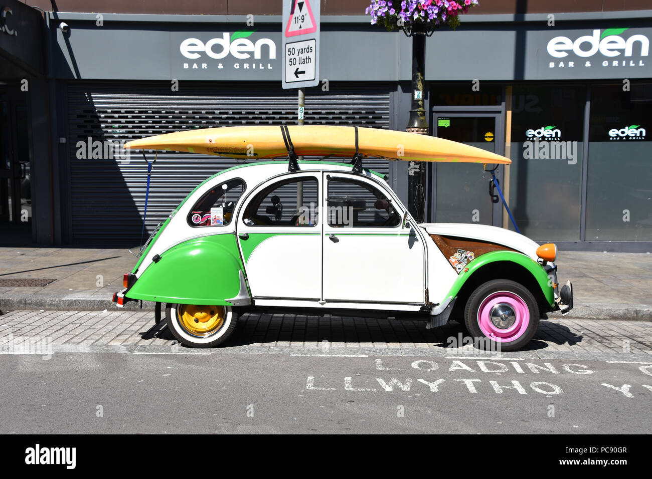 Auto con la tavola da surf, Neath, Galles. Giugno, 2018 Foto Stock