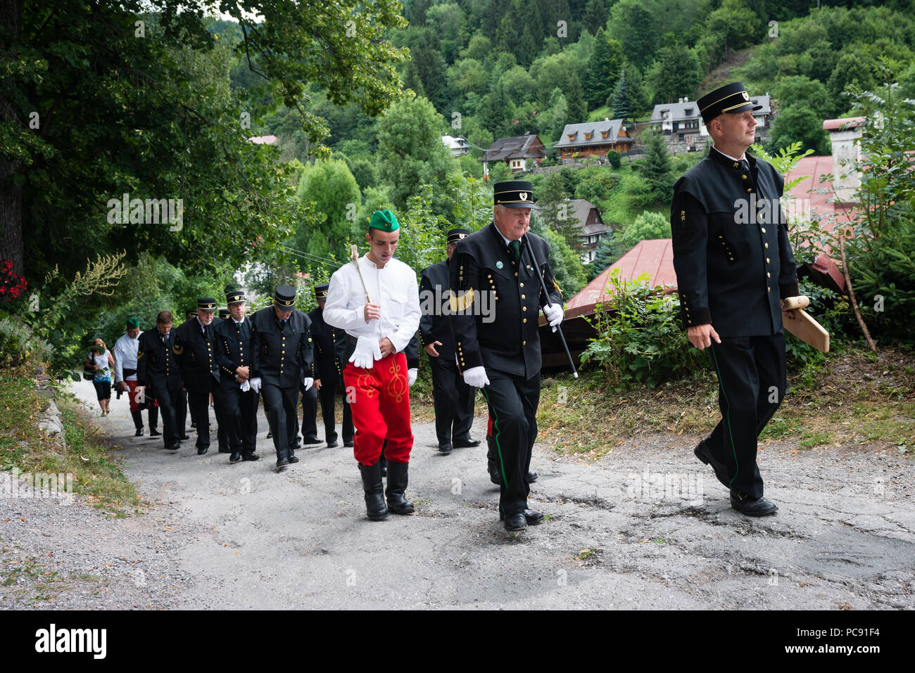 SPANIA DOLINA, Slovacchia - 6 agosto, 2017: Herrengrund fratellanza minatori sul modo per i minatori' Messa celebrata nella chiesa della conversione del Signore. Foto Stock