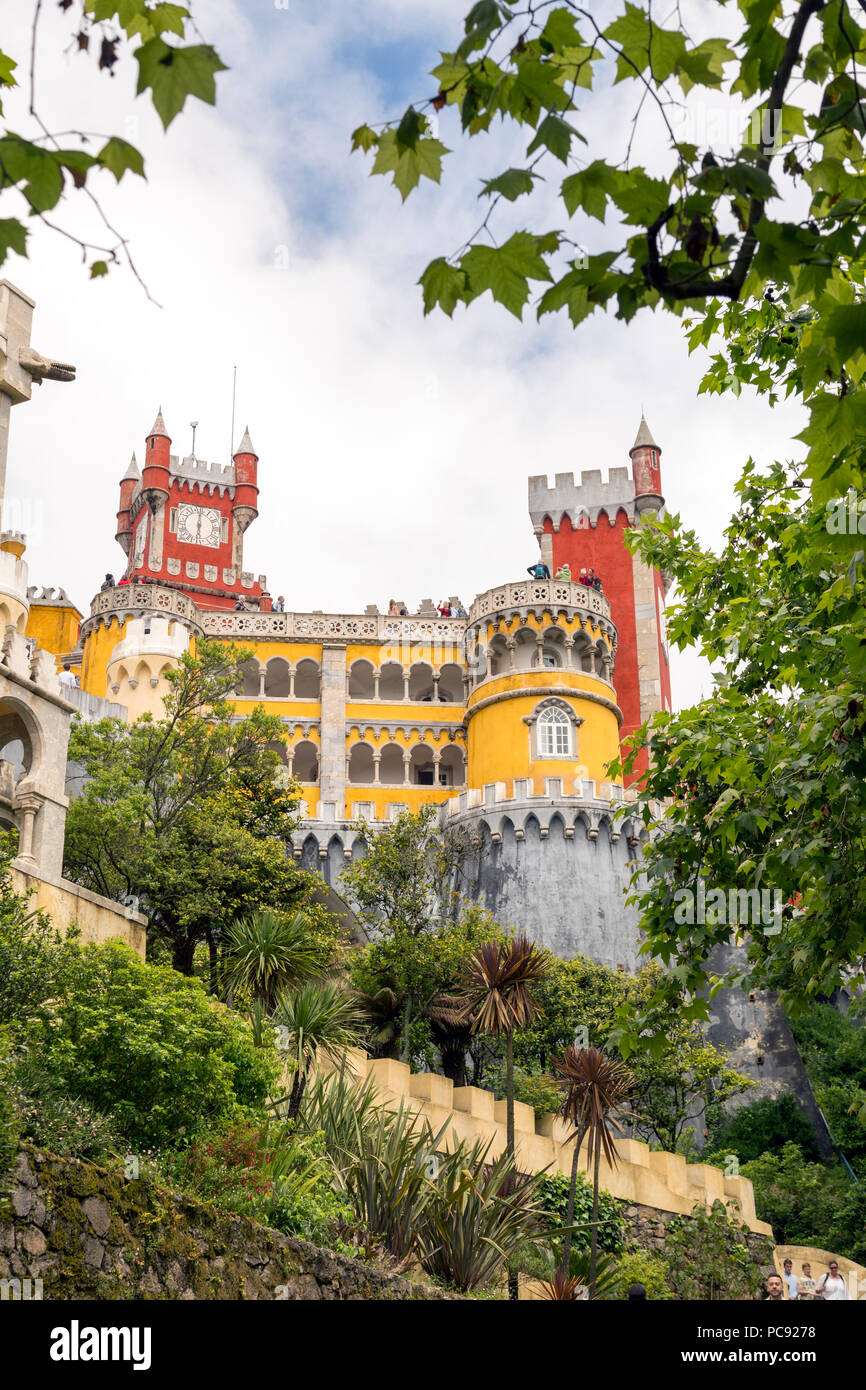 Il romantico castello, pena Palace, a Sintra, Portogallo. È un sito Patrimonio Mondiale dell'UNESCO. Foto Stock