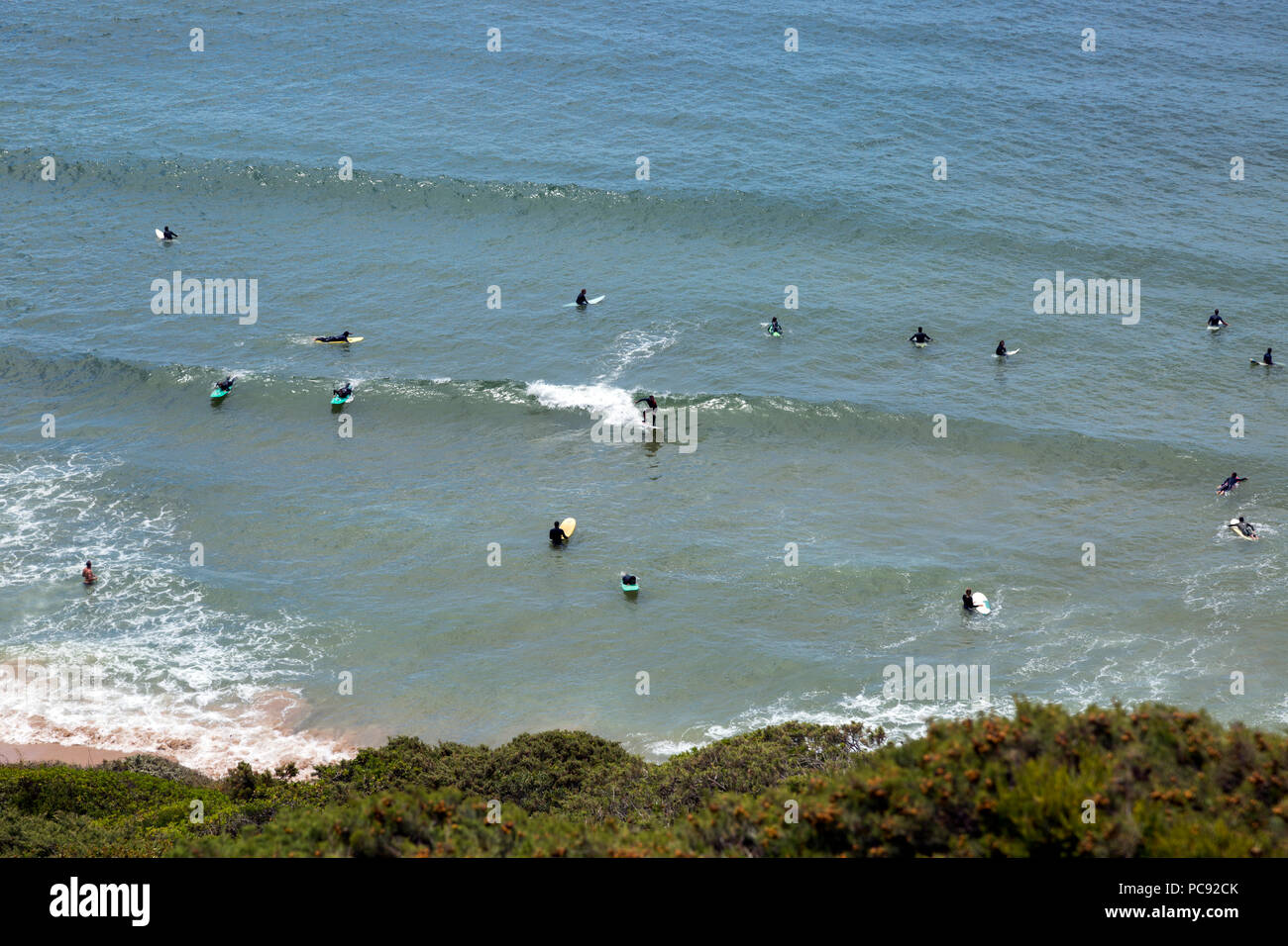 Scuola di surf in acqua lungo la costa di Sagres,nell' Algarve in Portogallo. Foto Stock