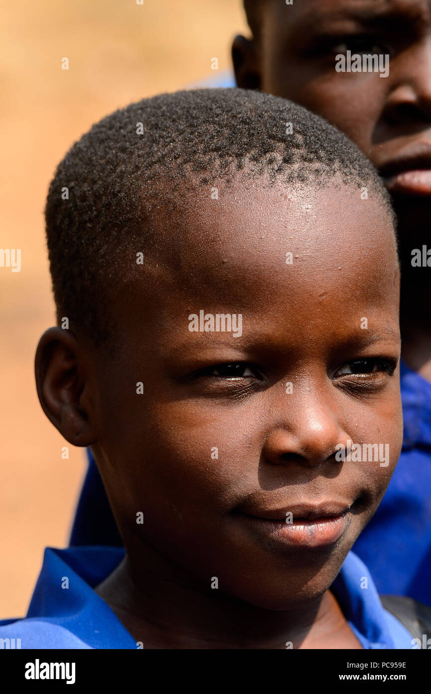 PIRA, BENIN - Jan 12, 2017: Unidentified Beninese little boy in una scuola di blu uniforme. Il Benin i bambini soffrono di povertà a causa della cattiva economia. Foto Stock