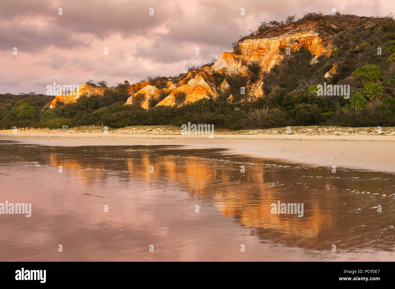 Le riflessioni di Fraser Island's Pinnacles all'alba. Foto Stock