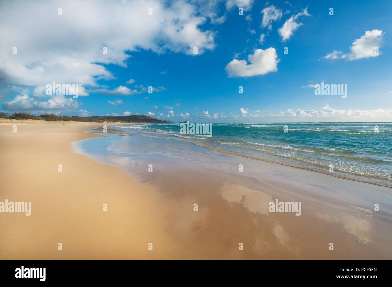 Famoso settanta cinque miglia di spiaggia su Fraser Island. Foto Stock
