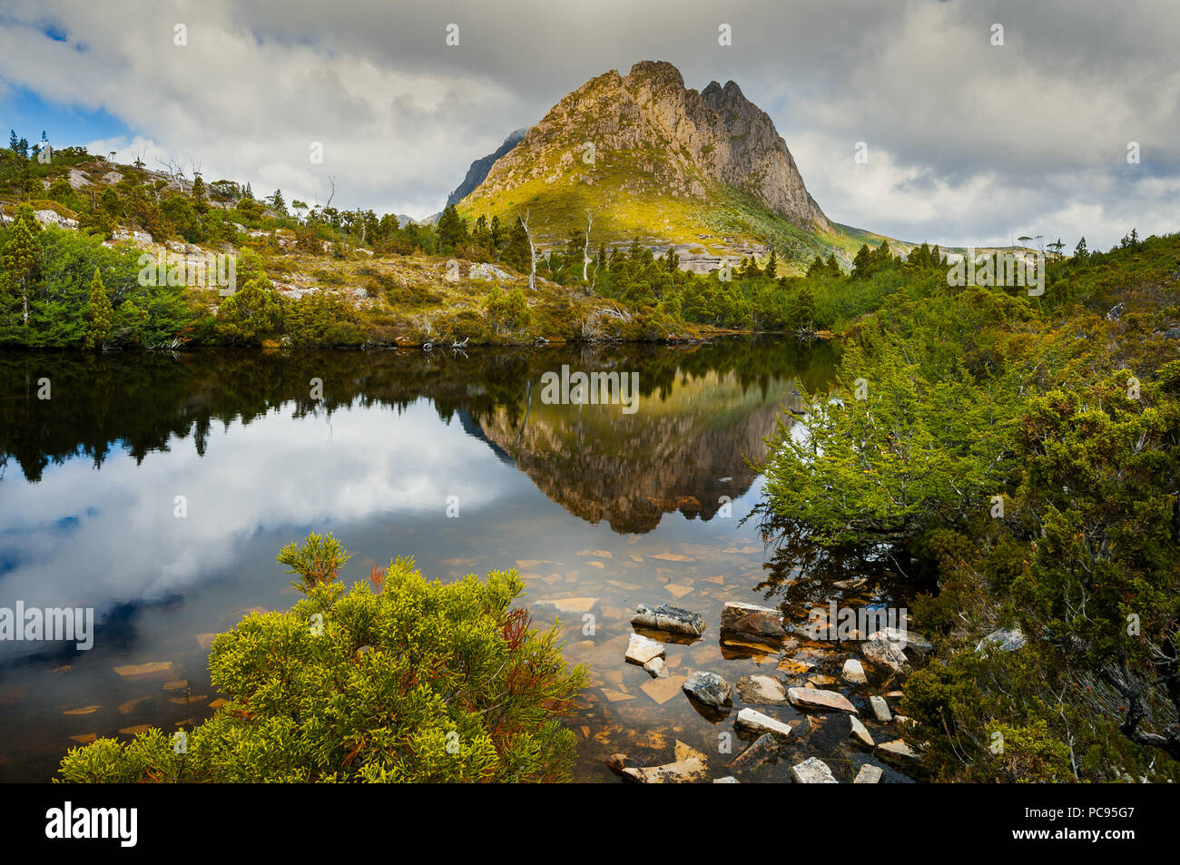 Riflessioni del piccolo corno ritorto in laghi. Foto Stock