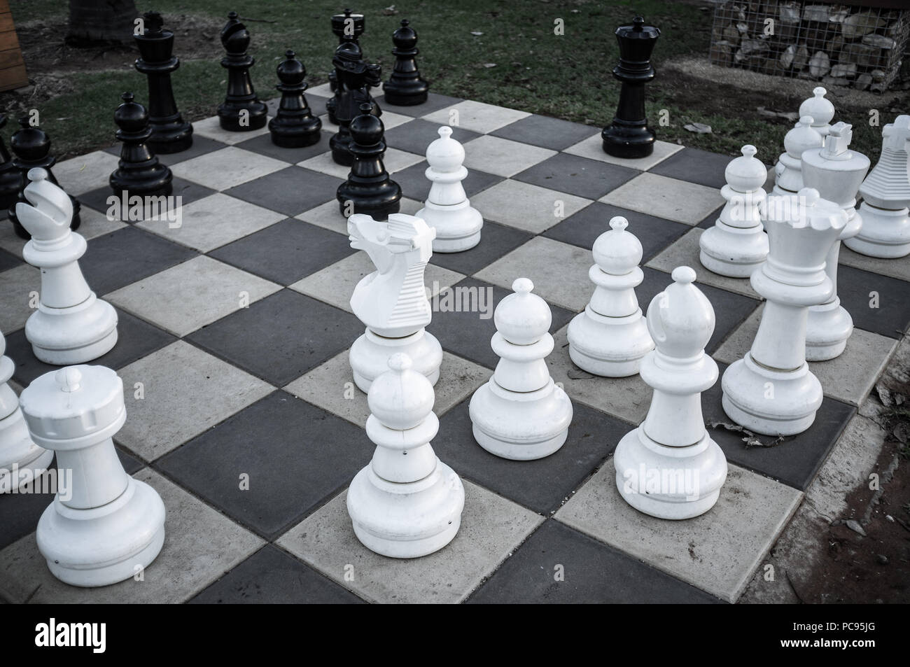 Grande piscina gioco di scacchi in corso in bianco e nero Foto Stock