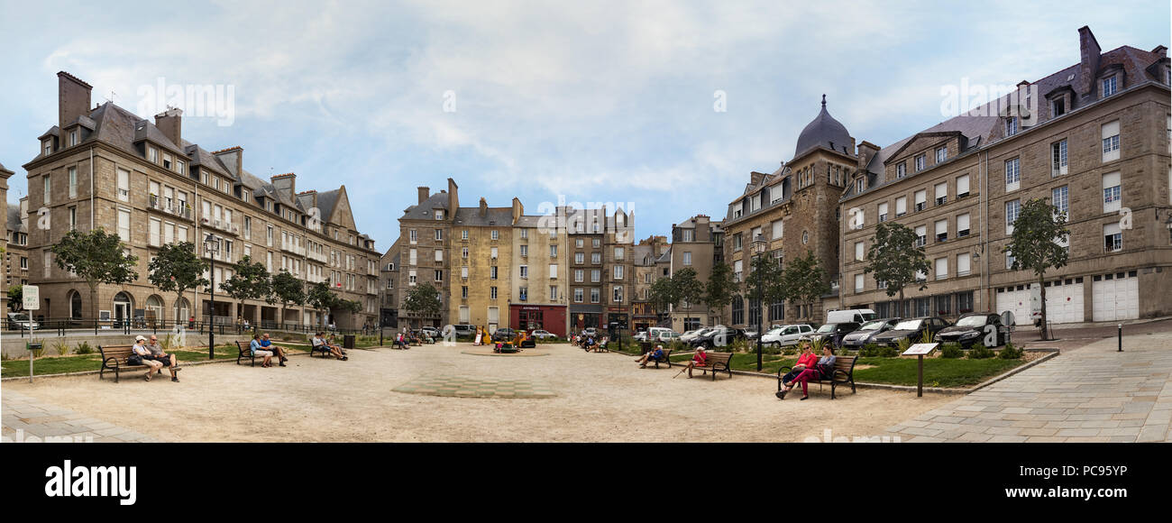 Saint Malo, Francia - Luglio 16th, 2018: vista panoramica della Place des Frères Lamennais situato dentro le mura della città presso il porto di Saint Malo. Foto Stock