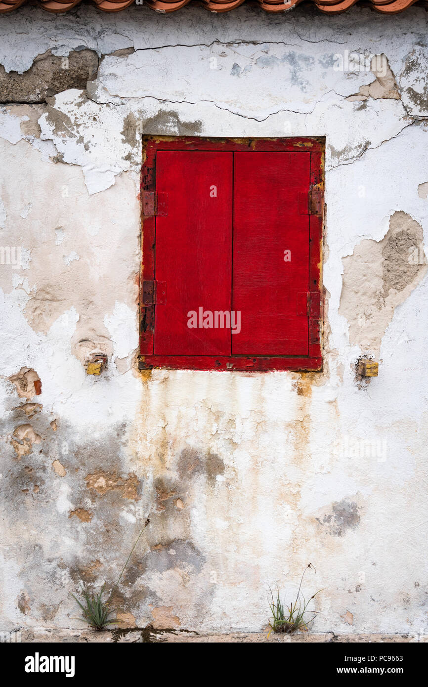 Rosso ruggine imposte sulla costruzione dell'isola di Bonaire, Antille olandesi Foto Stock