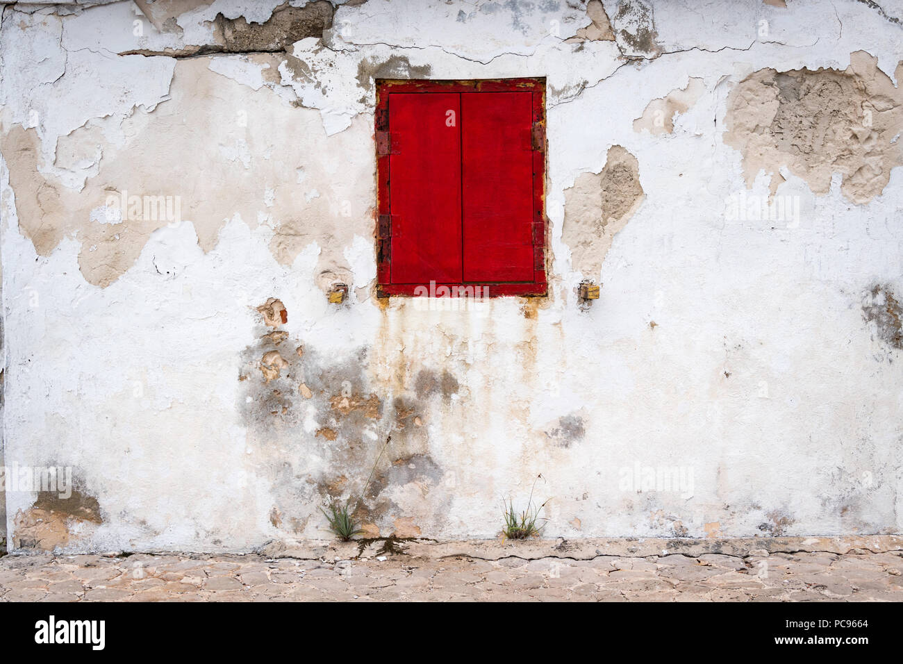 Rosso ruggine imposte sulla costruzione dell'isola di Bonaire, Antille olandesi Foto Stock