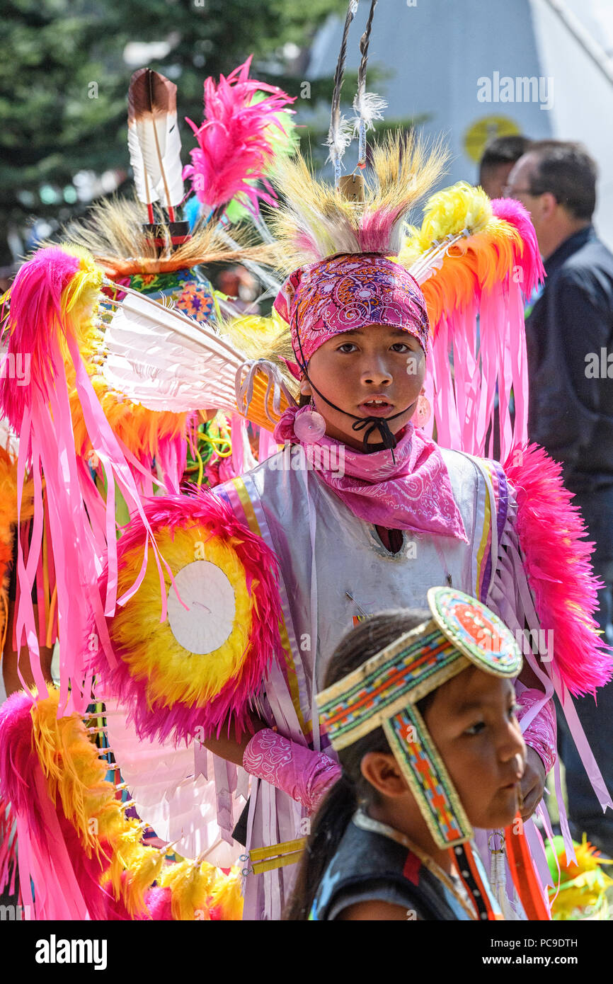 Ballerini aborigeni alla cerimonia del Grand Entrance nel Beaver Dome.Tsuut'ina Nation's Powwow. Foto Stock